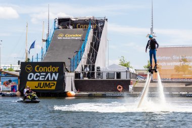 Kiel, Almanya - 23 Haziran 2016: Kieler Woche 2016 'nın altıncı gününde Eğlence Su Sporu 