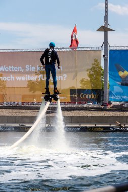 Kiel, Almanya - 23 Haziran 2016: Kieler Woche 2016 'nın altıncı gününde Eğlence Su Sporu 