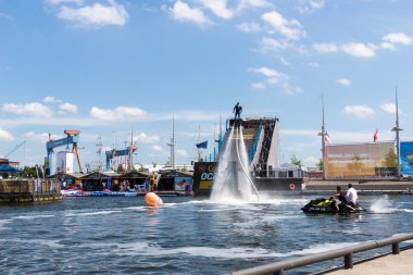 Kiel, Almanya - 23 Haziran 2016: Kieler Woche 2016 'nın altıncı gününde Eğlence Su Sporu 