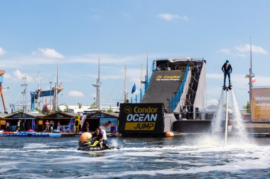 Kiel, Almanya - 23 Haziran 2016: Kieler Woche 2016 'nın altıncı gününde Eğlence Su Sporu 