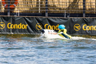 Kiel, Almanya - 23 Haziran 2016: Kieler Woche 2016 'nın altıncı gününde Eğlence Su Sporu 