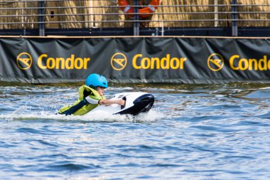 Kiel, Almanya - 23 Haziran 2016: Kieler Woche 2016 'nın altıncı gününde Eğlence Su Sporu 
