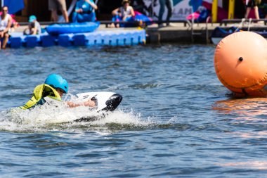 Kiel, Almanya - 23 Haziran 2016: Kieler Woche 2016 'nın altıncı gününde Eğlence Su Sporu 