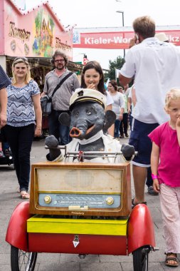 Kiel, Almanya - 23 Haziran 2016: Kieler Woche 2016 Konuşan Fil Jochen 