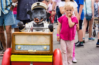 Kiel, Almanya - 23 Haziran 2016: Kieler Woche 2016 Konuşan Fil Jochen 