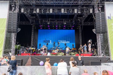 Kiel, Almanya - 23 Haziran 2016: Kieler Woche 2016 sırasında Mark Forster 'ı bekleyen taraftarlar 