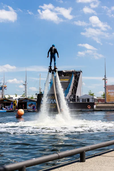 Kiel, Almanya - 23 Haziran 2016: Kieler Woche 2016 'nın altıncı gününde Eğlence Su Sporu 