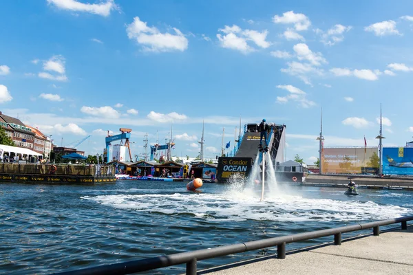 Kiel, Almanya - 23 Haziran 2016: Kieler Woche 2016 'nın altıncı gününde Eğlence Su Sporu 