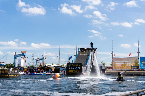 Kiel, Almanya - 23 Haziran 2016: Kieler Woche 2016 'nın altıncı gününde Eğlence Su Sporu 