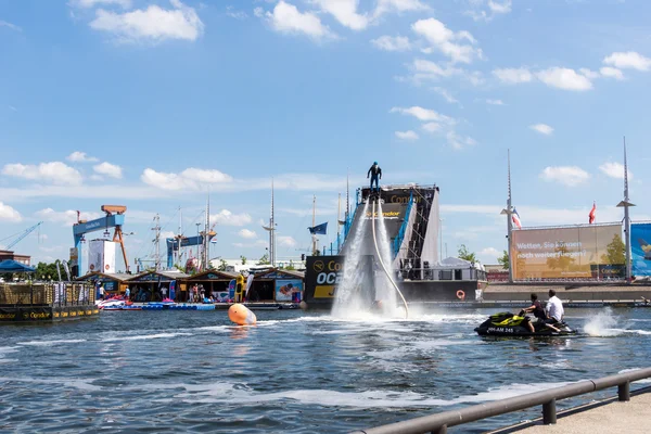Kiel, Almanya - 23 Haziran 2016: Kieler Woche 2016 'nın altıncı gününde Eğlence Su Sporu 