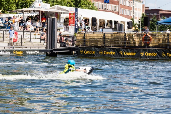 Kiel, Almanya - 23 Haziran 2016: Kieler Woche 2016 'nın altıncı gününde Eğlence Su Sporu 