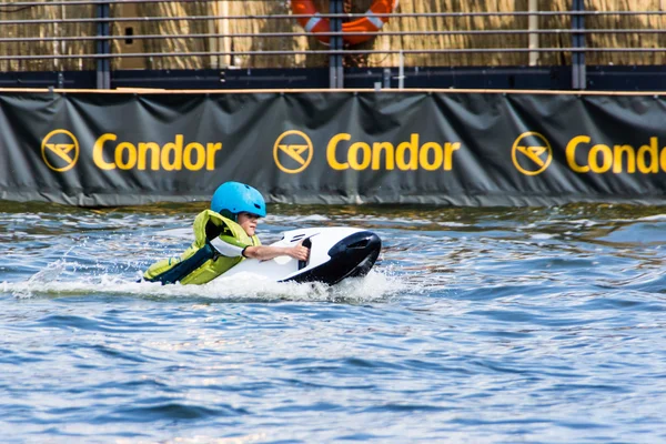 Kiel, Almanya - 23 Haziran 2016: Kieler Woche 2016 'nın altıncı gününde Eğlence Su Sporu 
