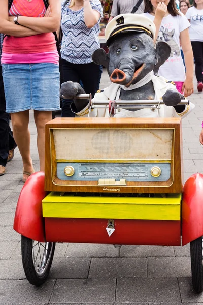 Kiel, Almanya - 23 Haziran 2016: Kieler Woche 2016 Konuşan Fil Jochen 