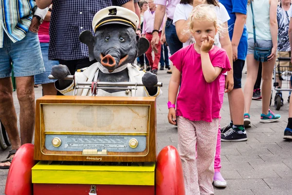 Kiel, Almanya - 23 Haziran 2016: Kieler Woche 2016 Konuşan Fil Jochen 