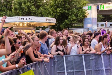 Kiel, Almanya - 23 Haziran 2016: Kieler Woche 2016 'nın altıncı gününde Ndr Stage' de 