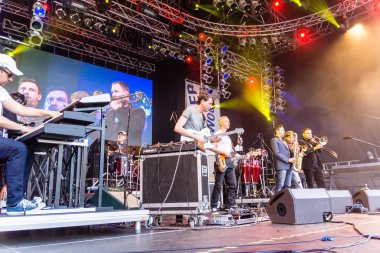 Kiel, Almanya - 22 Haziran 2016: The Band Heavy Tones, Kieler Woche 2016 'nın beşinci gününde Rathaus Stage' de sahne aldı