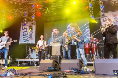 Kiel, Almanya - 22 Haziran 2016: The Band Heavy Tones, Kieler Woche 2016 'nın beşinci gününde Rathaus Stage' de sahne aldı