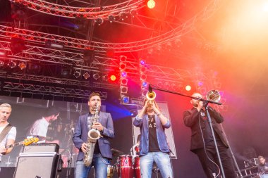 Kiel, Almanya - 22 Haziran 2016: The Band Heavy Tones, Kieler Woche 2016 'nın beşinci gününde Rathaus Stage' de sahne aldı