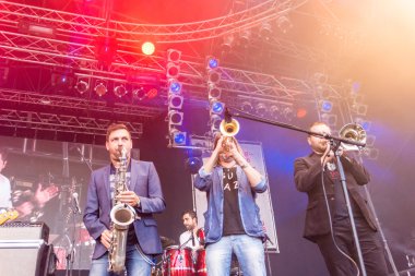 Kiel, Almanya - 22 Haziran 2016: The Band Heavy Tones, Kieler Woche 2016 'nın beşinci gününde Rathaus Stage' de sahne aldı