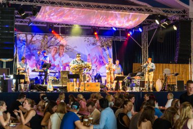 Kiel, Almanya - 22 Haziran 2016: Kieler Woche 2016 'nın beşinci gününün izlenimleri Bavyera Çadırında 