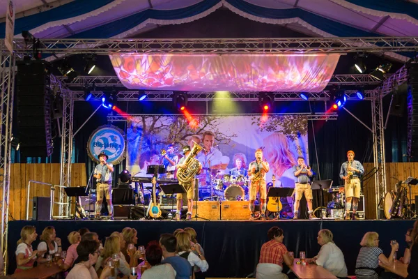 Kiel, Almanya - 22 Haziran 2016: Kieler Woche 2016 'nın beşinci gününün izlenimleri Bavyera Çadırında 