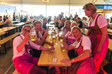 Kiel, Almanya - 22 Haziran 2016: Kieler Woche 2016 'nın beşinci gününün izlenimleri Bavyera Çadırında 