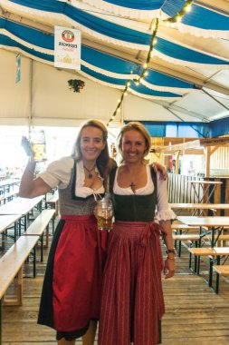 Kiel, Almanya - 22 Haziran 2016: Kieler Woche 2016 'nın beşinci gününün izlenimleri Bavyera Çadırında 