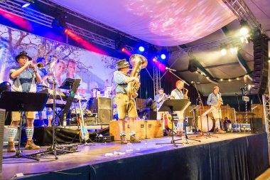 Kiel, Almanya - 22 Haziran 2016: Kieler Woche 2016 'nın beşinci gününün izlenimleri Bavyera Çadırında 