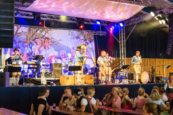 Kiel, Almanya - 22 Haziran 2016: Kieler Woche 2016 'nın beşinci gününün izlenimleri Bavyera Çadırında 