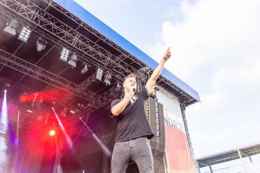 Kiel, Almanya - 26 Haziran 2016: Alexander Knappe Kieler Woche 2016 sırasında Ndr Stage 'de sahne aldı