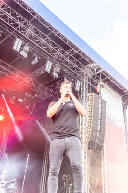 Kiel, Almanya - 26 Haziran 2016: Alexander Knappe Kieler Woche 2016 sırasında Ndr Stage 'de sahne aldı