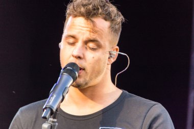 Kiel, Almanya - 26 Haziran 2016: Alexander Knappe Kieler Woche 2016 sırasında Ndr Stage 'de sahne aldı