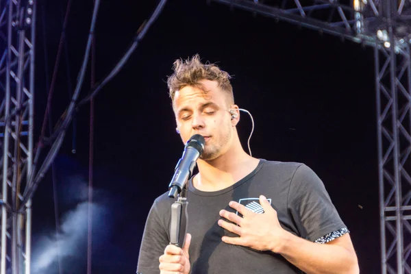 Kiel, Almanya - 26 Haziran 2016: Alexander Knappe Kieler Woche 2016 sırasında Ndr Stage 'de sahne aldı