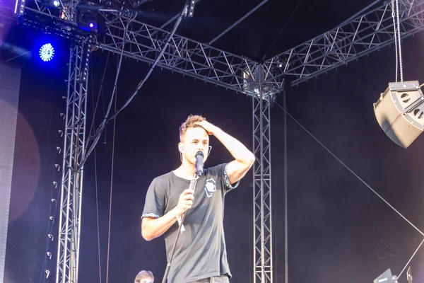 Kiel, Almanya - 26 Haziran 2016: Alexander Knappe Kieler Woche 2016 sırasında Ndr Stage 'de sahne aldı