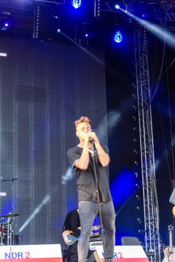 Kiel, Almanya - 26 Haziran 2016: Alexander Knappe Kieler Woche 2016 sırasında Ndr Stage 'de sahne aldı