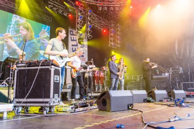 Kiel, Almanya - 22 Haziran 2016: The Band Heavy Tones, Kieler Woche 2016 'nın beşinci gününde Rathaus Stage' de sahne aldı