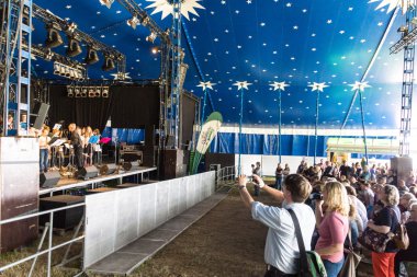 Kiel, Almanya - 22 Haziran 2016: Kieler Woche 2016 'nın beşinci gününde Ricarda-Huch-School' dan Blaeserklassen und Nachwuchsband 