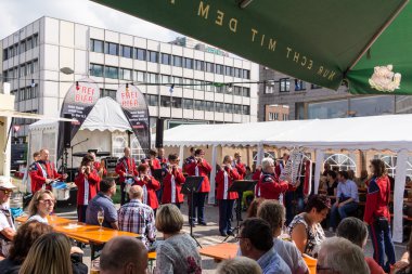 Kiel, Almanya - 22 Haziran 2016: Kieler Woche 2016 'nın beşinci gününde müzisyen 