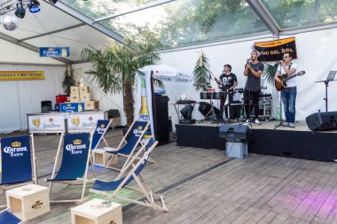 Kiel, Almanya - 22 Haziran 2016: Kieler Woche 2016 'nın beşinci gününde müzisyen 