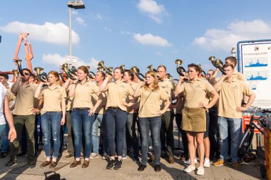 Kiel, Almanya - 22 Haziran 2016: Kieler Woche 2016 'nın beşinci gününde müzisyen 