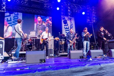 Kiel, Almanya - 22 Haziran 2016: The Band Heavy Tones, Kieler Woche 2016 'nın beşinci gününde Rathaus Stage' de sahne aldı