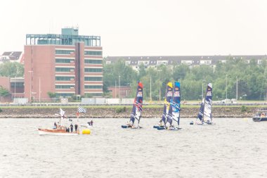 Kiel, Almanya - 29 Mayıs 2016: Manevralar yelken ve Katamaran alabora ile finale yarışları gösterimler 