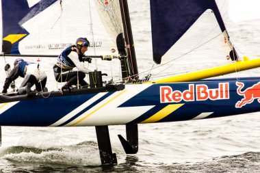 Kiel, Almanya - 29 Mayıs 2016: Manevralar yelken ve Katamaran alabora ile finale yarışları gösterimler 