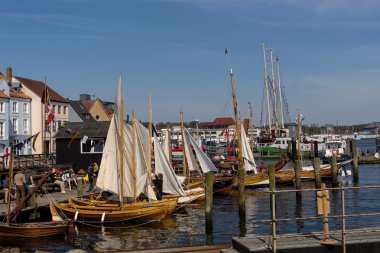 Flensburg, Almanya - 6th Mayıs 2016: Flensburg ROM Regatte 2016 Yelkenli tekneler, bir regatte, usta ve gıda tezgahları ile ikinci günün izlenimleri