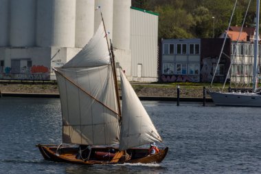 Flensburg, Almanya - 6th Mayıs 2016: Flensburg ROM Regatte 2016 Yelkenli tekneler, bir regatte, usta ve gıda tezgahları ile ikinci günün izlenimleri