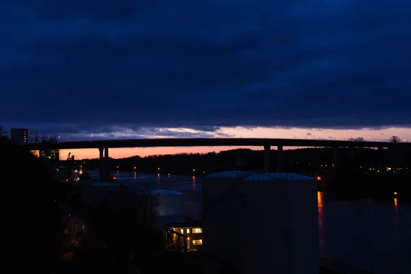橋の上の夕日 Kiel Holtenau — ストック写真