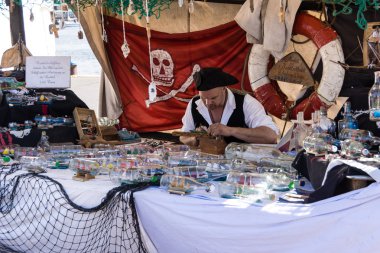 Flensburg, Almanya - 6th Mayıs 2016: Flensburg ROM Regatte 2016 Yelkenli tekneler, bir regatte, usta ve gıda tezgahları ile ikinci günün izlenimleri