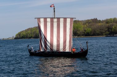 Flensburg, Almanya - 6th Mayıs 2016: Flensburg ROM Regatte 2016 Yelkenli tekneler, bir regatte, usta ve gıda tezgahları ile ikinci günün izlenimleri