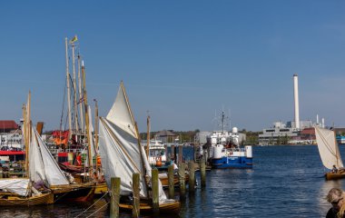 Flensburg, Almanya - 6th Mayıs 2016: Flensburg ROM Regatte 2016 Yelkenli tekneler, bir regatte, usta ve gıda tezgahları ile ikinci günün izlenimleri