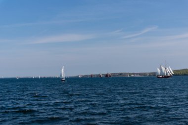 Flensburg, Almanya - 6th Mayıs 2016: Flensburg ROM Regatte 2016 Yelkenli tekneler, bir regatte, usta ve gıda tezgahları ile ikinci günün izlenimleri